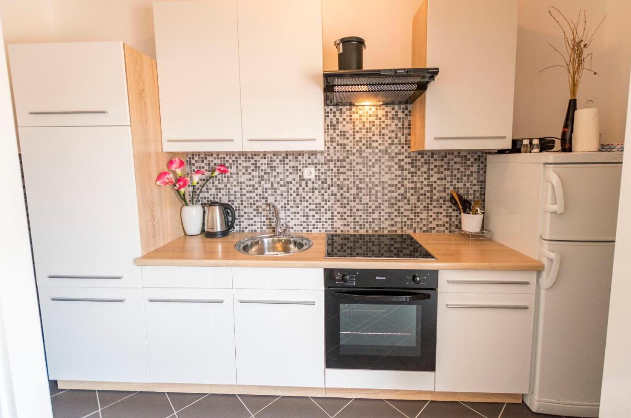 פרימוסטן Apartments Zmika מראה חיצוני תמונה