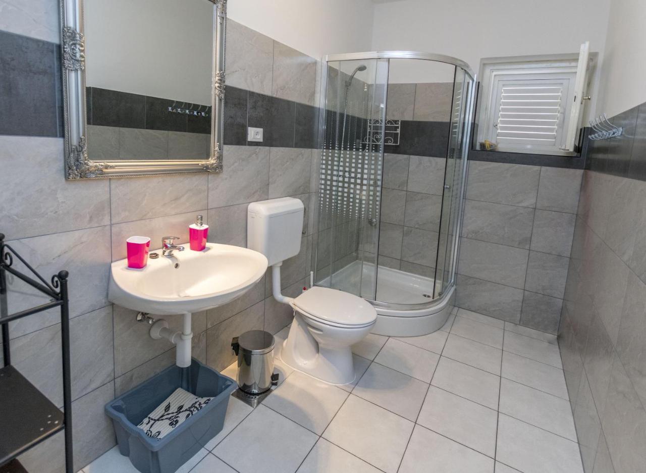 פרימוסטן Apartments Zmika מראה חיצוני תמונה